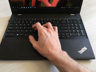 Klávesnice s rukou na TrackPointu P51s