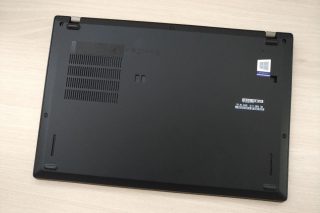 Spodní strana přišla o klasické dokování.