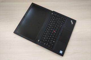 Displej jde otevřít „až dozadu“.