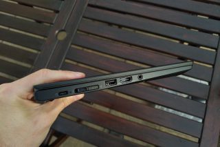 Většina konektorů je vlevo.