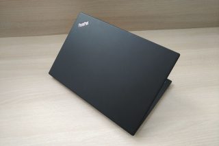 Víko není pogumované, přesto působí dobře.