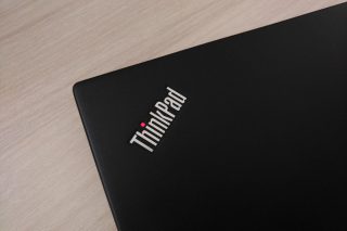 Logo s červenou diodou.