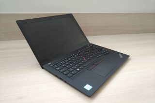 Notebook je od pohledu tenčí.