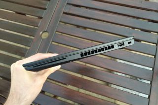 Vpravo ústí výdech chlazení.