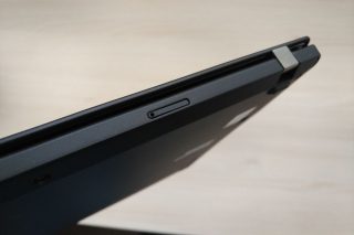 Kombinovaný slot nano SIM/micro SD.