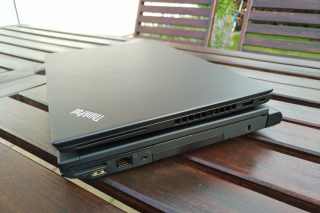 Starší X230 působí jak cihla z minulého století.