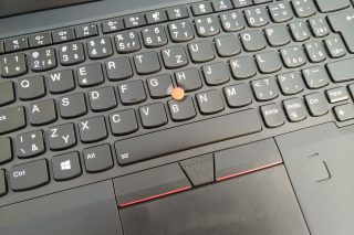 TrackPoint má opět velká tlačítka.