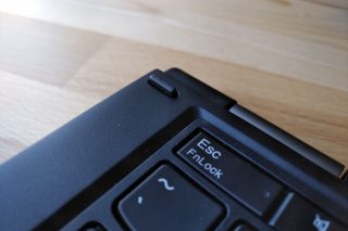 Gumová nožička pro přizvednutí v režimu tabletu.