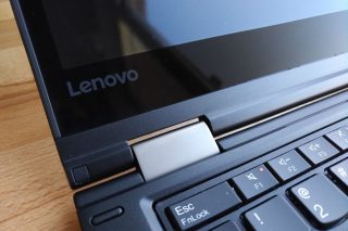 Levý pant a logo výrobce.