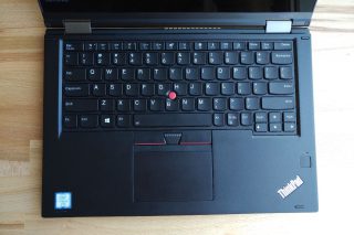 Šestiřadá klávesnice.