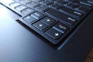 Detail zvednutého rámečku klávesnice.