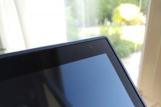 Senzor regulace jasu displeje.