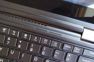 Výstup pravého reproduktoru.