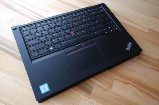 Zvednutý rámeček klávesnice.