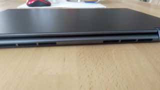 Dva průduchy chlazení na zadní straně