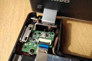 Detail levého pantu.