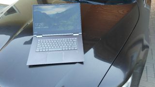 Lesklý displej má jisté úskalí v odrážení úplně veškerého světla