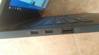 Konektory na levé straně zařízení