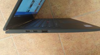 Pohled na levou stranu zařízení