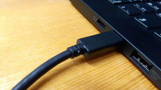 Redukce na VGA se připojuje pomocí konektoru USB-C