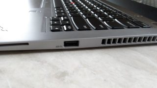 Jediné USB na pravé straně-1