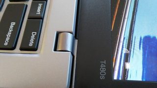 Panty umožňují otevírat zařízení až o 180°