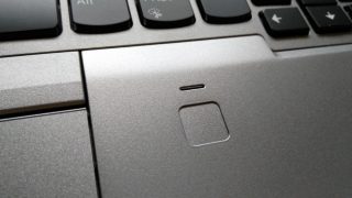 tečka otisků prstu.