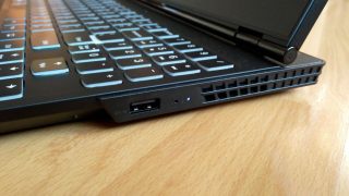 Boční pohled na zařízení