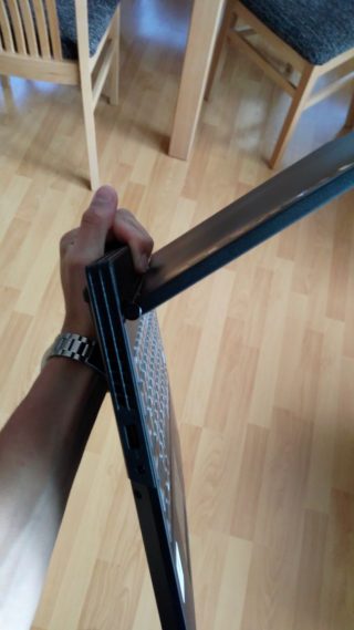 Notebook se za zadní část docela dobře drží