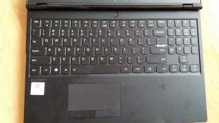 Povrchová úprava okolo klávesnice vypadá dobře a je příjemná. Zároveň to je ale taky výborný lapač otisků.