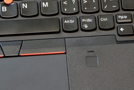 Detail touchpadu a čtečky otisku prstů Thinkpad T580