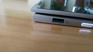 Pravá strana zařízení v režimu tablet