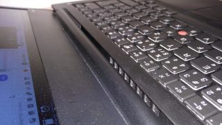 Chlazení je nešťatně umístěno do mezery mezi kloub a základnu displeje