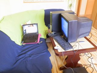 (Duben 2014) Obměna starého železa (černá krabice na zemi za tu na stole)