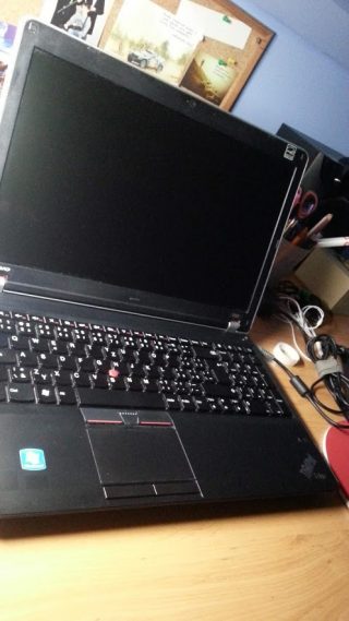 (Červenec 2013) Na základně notebooku přežívá poslední nálepka a zároveň ještě originální, stříbrné panty.