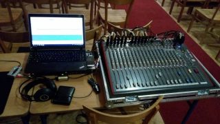 (Začátek roku 2019) Typický obrázek pracovního prostředí. Mixážní pult, hromada kabelů a ThinkPad.