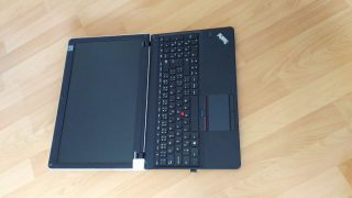 Notebook otevřen do roviny