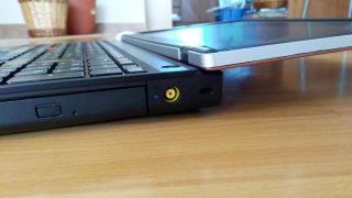 Nabíjení ještě starým konektorem a již historická relikvie v podobě optické mechaniky