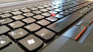 Klávesnice pamatuje spoustu věcí. Lesk to dosvědčuje