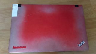 Původně jasně červené víko