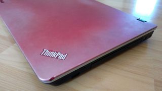 Původně jasně červené víko