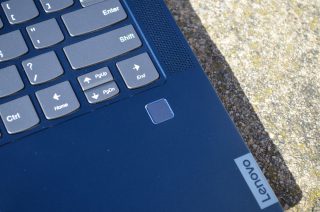 Čtečka otisku prstu je mírně zapuštěná pod okolní povrch.