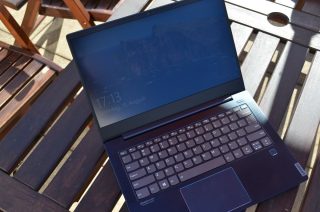 ...tak i ve stínu pod slunečníkem.