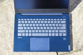 Pohled na pracovní plochu s klávesnicí.