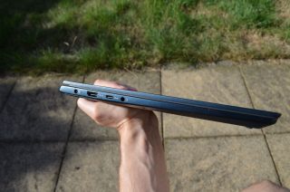 Konektory na levé straně.