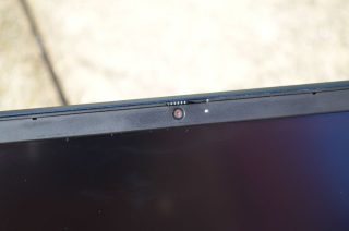 Zakrytá webkamera je indikována červenou tečkou uprostřed objektivu.