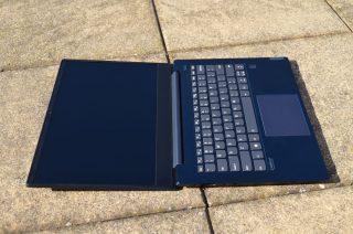 Obrazovka jde vyklopit až úplně dozadu.