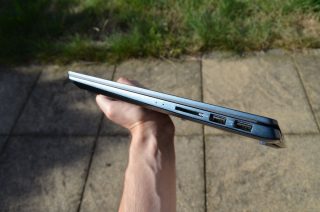 Konektory na pravé straně.