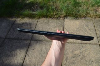 Na přední straně je patrný ovladač krytu webkamery.