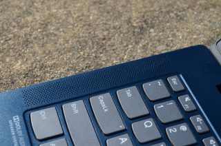 Drážkování levého 2W reproduktoru.